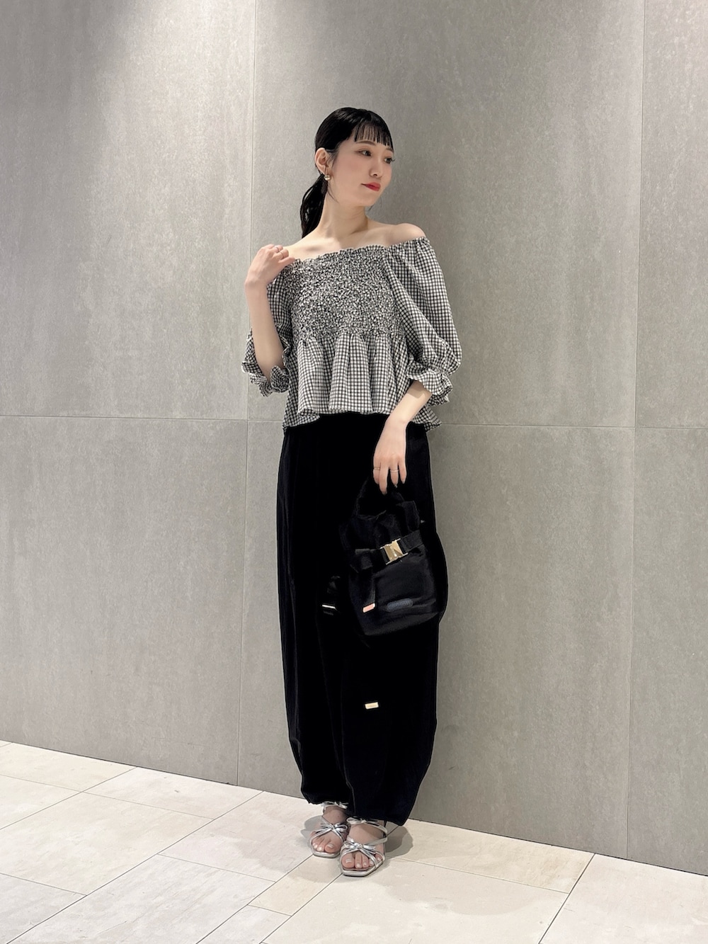 ブラック系のシャツ/ブラウス、ブラック系のその他パンツ、ブラック系のショルダーバッグを着用したレディースの夏コーディネートの3枚目の写真