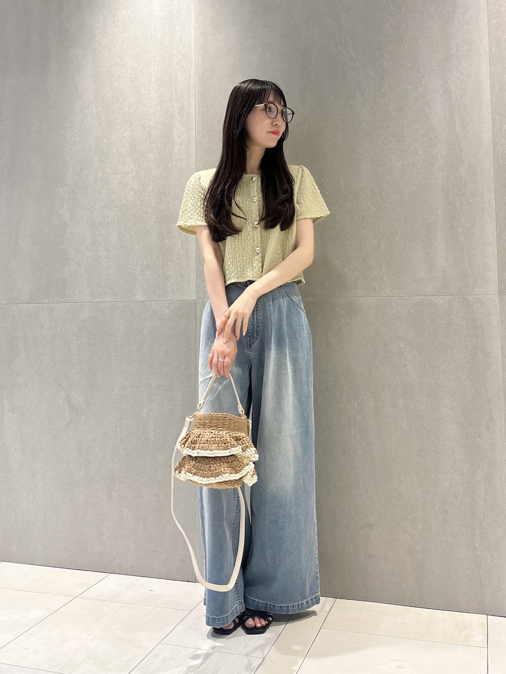 イエロー系のTシャツ/カットソー、ブルー系のその他パンツ、ベージュ系のショルダーバッグを着用したレディースの夏コーディネートの3枚目の写真