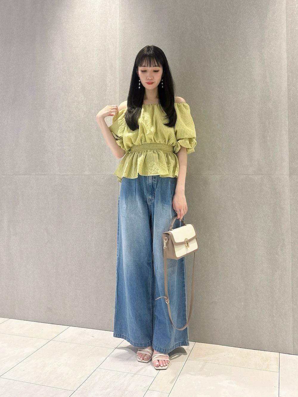 グレー系のショルダーバッグ、イエロー系のシャツ/ブラウス、ブルー系のその他パンツを着用したレディースの夏コーディネートの3枚目の写真