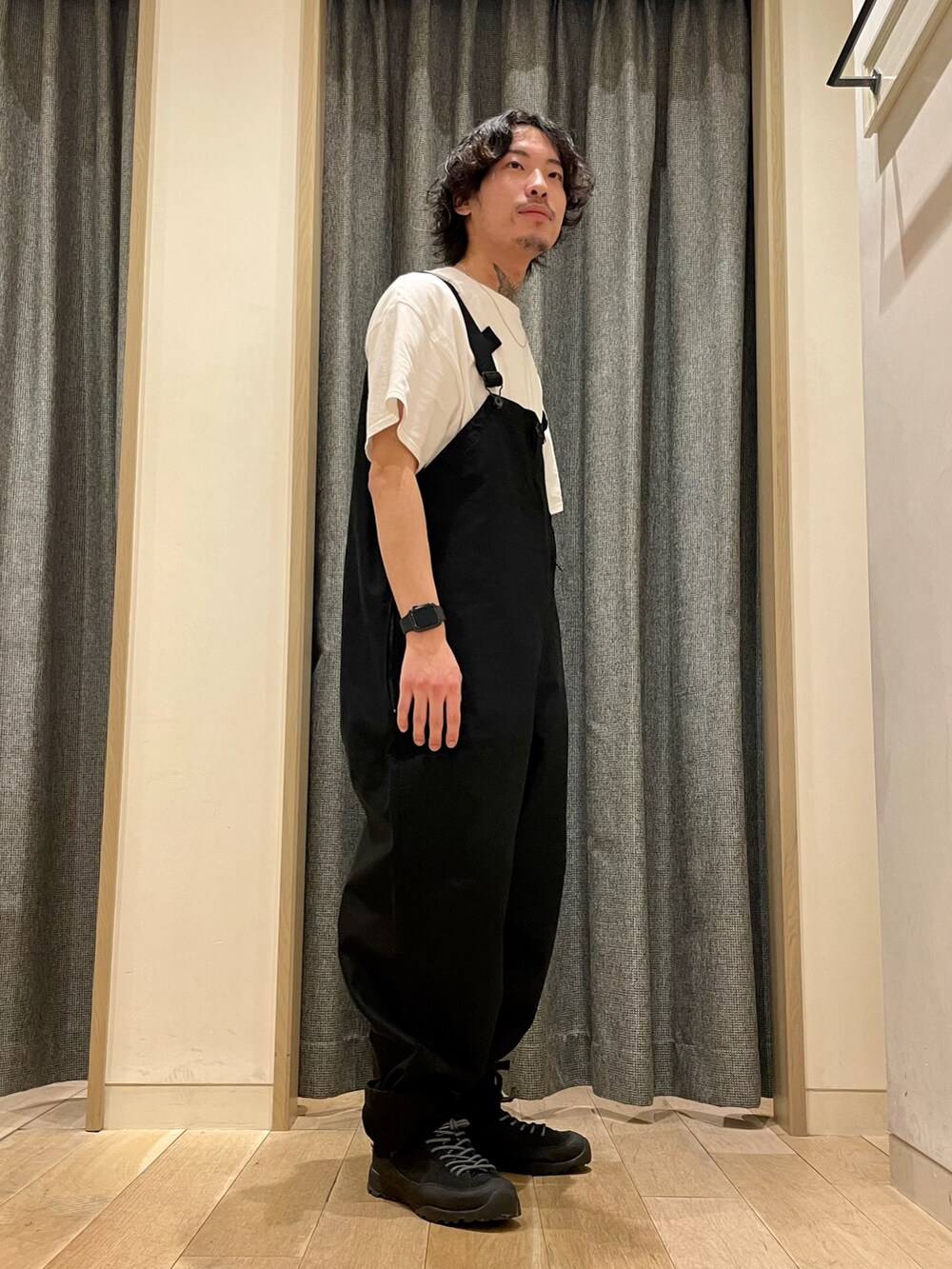 「春服みてみて、シンプルコーデ、オトナカジュアル、スニーカー、カジュアル、ootd、ファッションの力を信じよう、いいね、save、フォローお願いします🤑、おしゃれさんと繋がりたい、オーバーオール、ミリタリー、beams plus、休日コーデ」｜「BEAMS PLUSのBEAMS PLUS / ヘリンボーン ツイル ミリタリー チョア ジャケット（ブルゾン、グレー系）」を使った、たばやんさん（メンズ・168cm）の春コーディネートの2枚目の写真