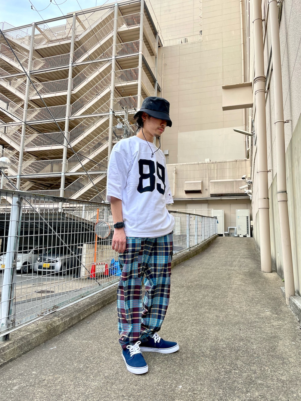 ブルー系のその他アウター、ブルー系のその他パンツ、ブルー系のスニーカーを着用したメンズの春コーディネートの2枚目の写真