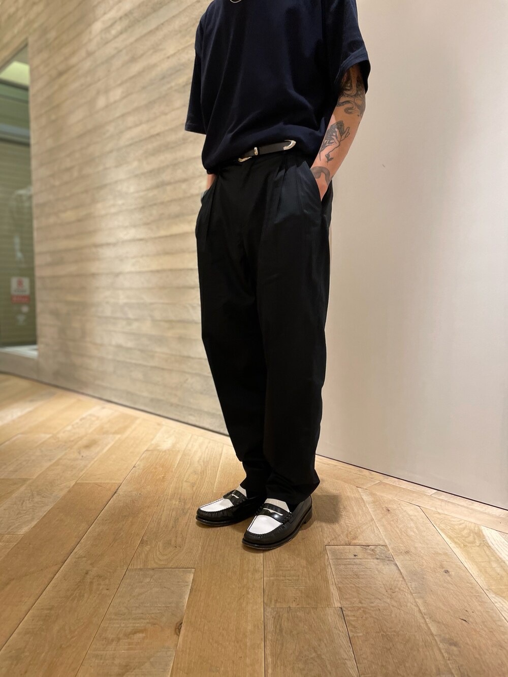 ブルー系のTシャツ/カットソー、ブラック系のパンツ、ブラック系のローファーを着用したメンズの夏コーディネートの3枚目の写真