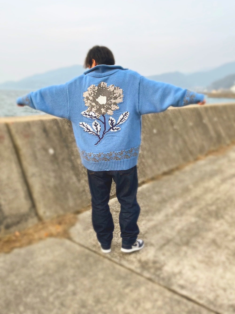 「大人カジュアル、スニーカー、aj1、春コーデ、ストリートMIX、ストリートカジュアル、足元くら部、HARE、春アウター、スニーカー男子、スニーカー好きと繋がりたい、NIKE、ナイキ」｜「HAREのバックフラワーカウチンニット(HARE)（ニット/セーター、ブルー系）」を使った、D     ．SNKSさん（メンズ・171cm）の冬コーディネートの2枚目の写真