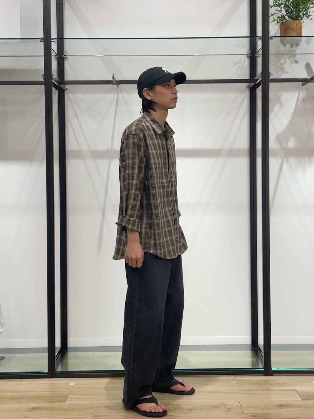 「チェック、旬顔デニムコーデ、lee101、季節の変わり目羽織コーデ、初秋のパンツスタイル、即着シャツコーデ、お出かけコーデ、メンズファッション、カジュアルスタイル、秋、秋コーデ、デニムコーデ」｜「Leeの『別注』Lee101×URBAN RESEARCH　COWBOYPANTS（デニムパンツ、ブラック系）」を使った、カズマさん（メンズ・174cm）の秋コーディネートの3枚目の写真