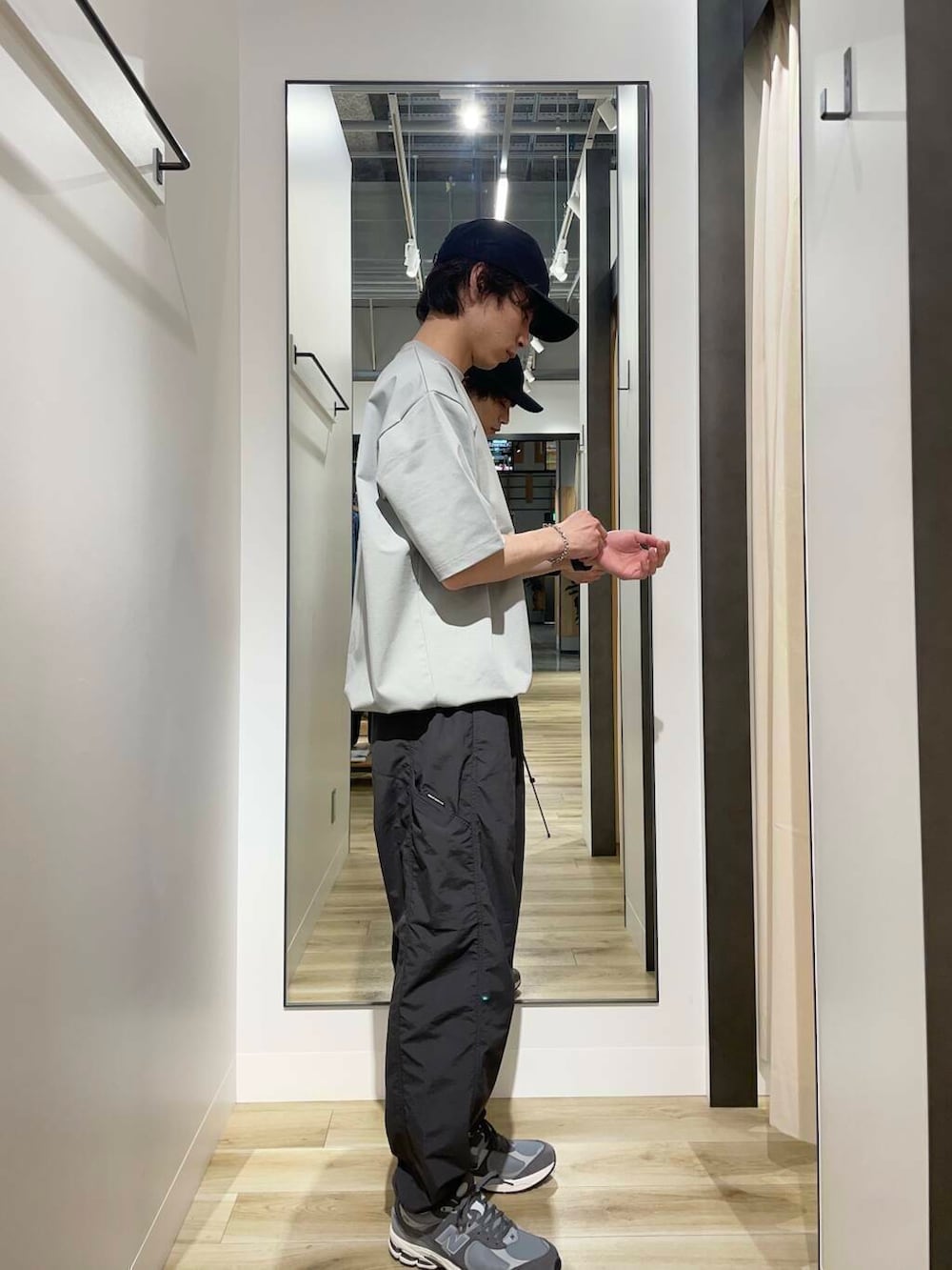 「スニーカー、newarrival、休日スタイル、urstore、ここでしか手に入らない別注アイテム、初夏のお出掛けコーデ、外遊びコーデ、やや暑い」｜「URBAN RESEARCH DOORSのURD Drawstring Short-Sleeve T-shirts（Tシャツ/カットソー、グレー系）」を使った、kazumazuma04さん（メンズ・174cm）の春コーディネートの2枚目の写真