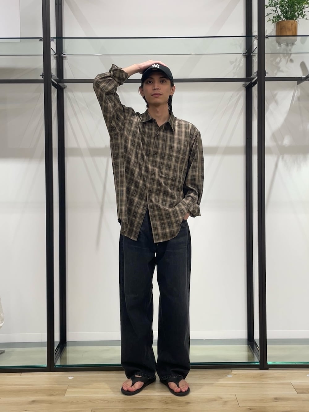 「チェック、旬顔デニムコーデ、lee101、季節の変わり目羽織コーデ、初秋のパンツスタイル、即着シャツコーデ、お出かけコーデ、メンズファッション、カジュアルスタイル、秋、秋コーデ、デニムコーデ」｜「Leeの『別注』Lee101×URBAN RESEARCH　COWBOYPANTS（デニムパンツ、ブラック系）」を使った、カズマさん（メンズ・174cm）の秋コーディネートの2枚目の写真