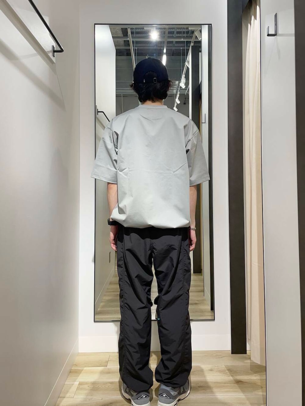 「スニーカー、newarrival、休日スタイル、urstore、ここでしか手に入らない別注アイテム、初夏のお出掛けコーデ、外遊びコーデ、やや暑い」｜「URBAN RESEARCH DOORSのURD Drawstring Short-Sleeve T-shirts（Tシャツ/カットソー、グレー系）」を使った、kazumazuma04さん（メンズ・174cm）の春コーディネートの3枚目の写真