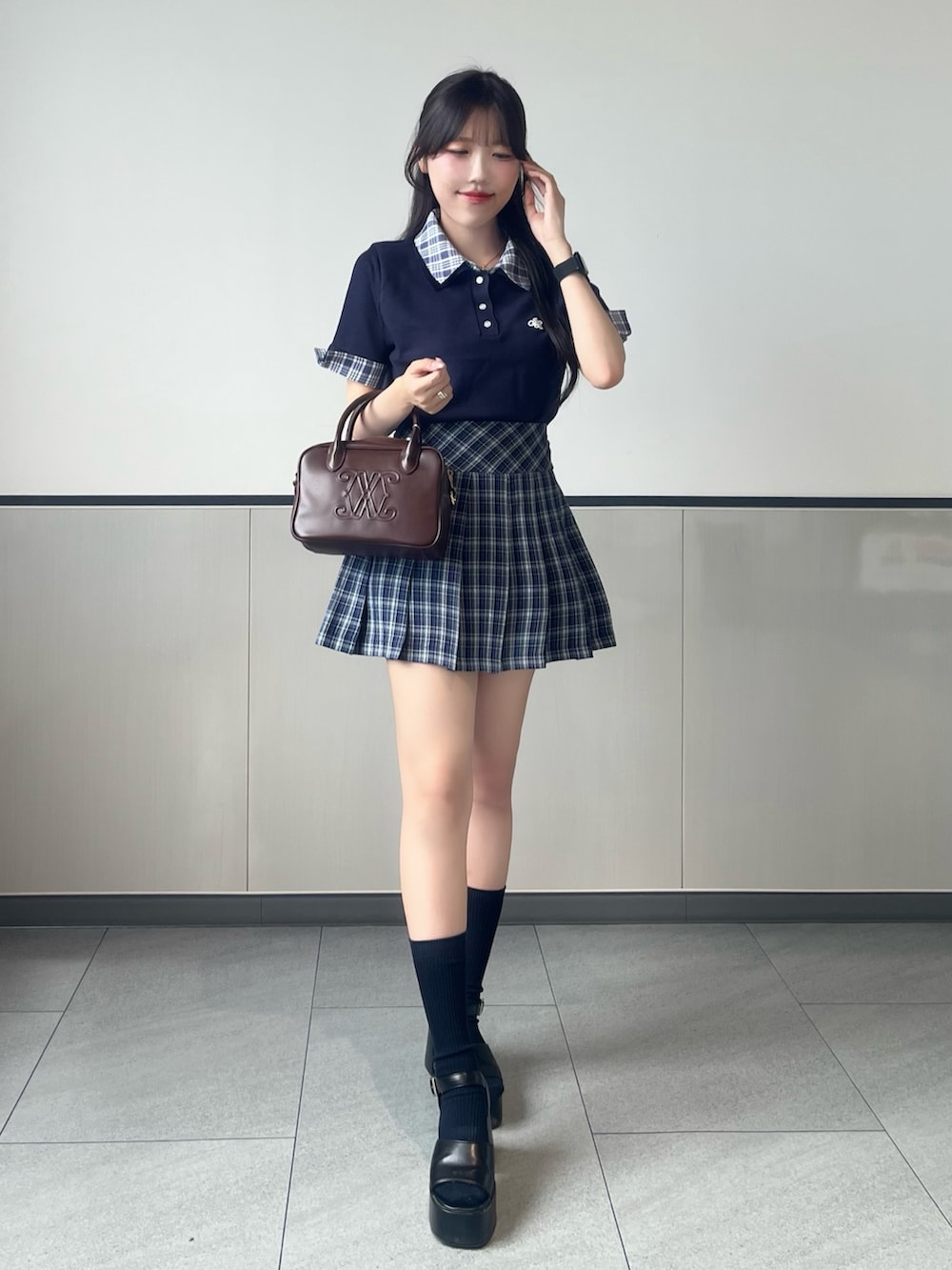 「INGNI、プレッピー、トラッド、チェック、チェック柄、チェックスカート、デザイントップス、テーマパークコーデ、プチプラ、ootd、おしゃれさんと繋がりたい、カラーコーデ、ガーリーコーデ、ミニスカート、ネイビー」｜「INGNIのダブルカラー胸刺繍半袖ポロニット（ニット/セーター、ブルー系）」を使った、manakaさん（骨格ストレート・レディース・160cm）の夏コーディネートの3枚目の写真