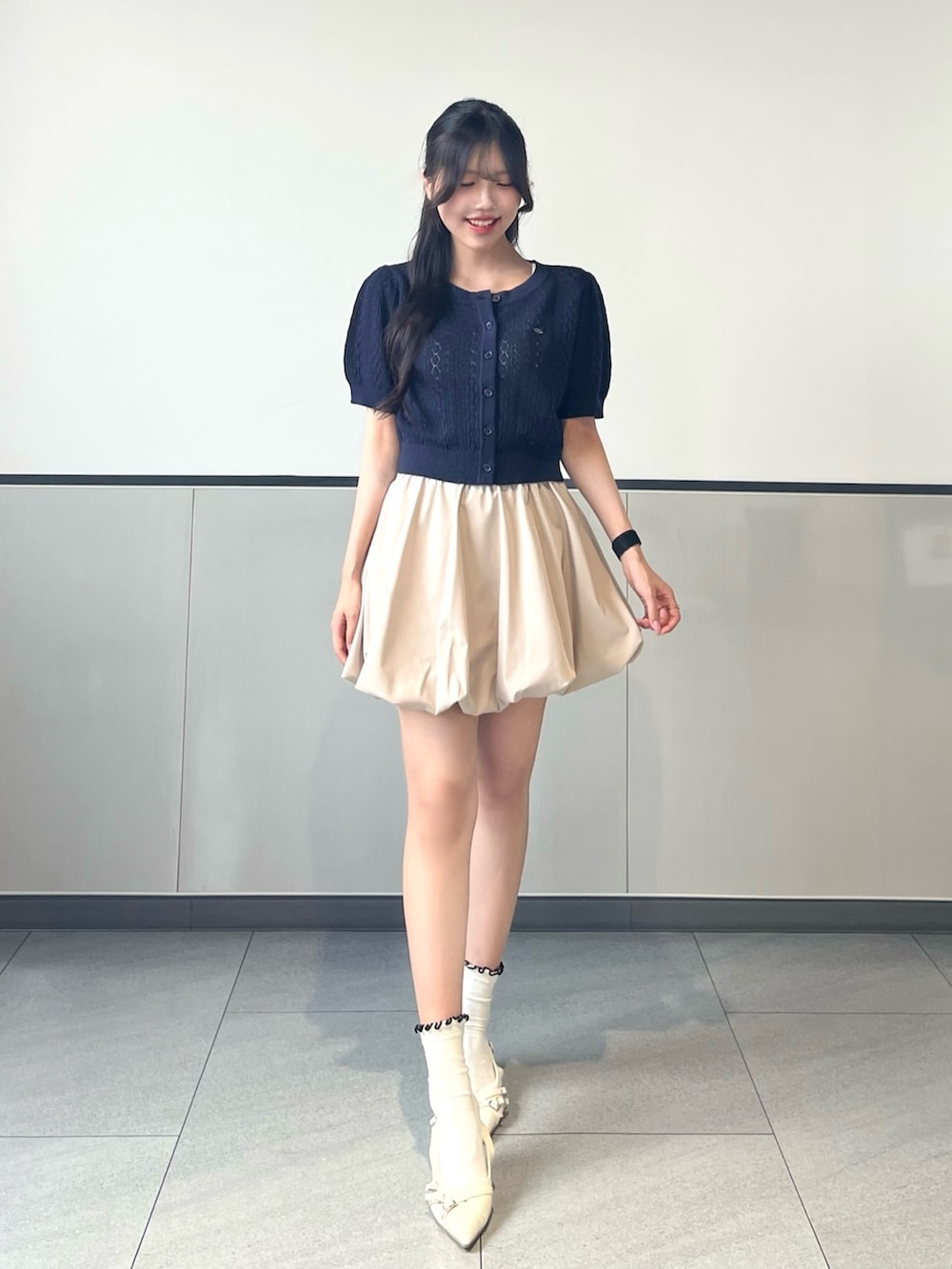 「INGNI、シンプル・ベーシック、キレイめ、大人可愛い、お出かけコーデ、ネイビー、バルーンスカート、プレッピー、夏コーデ、ミニスカート、カーディガン、カーディガンコーデ、ガーリー、ガーリーコーデ、プチプラ」｜「INGNIのプレート付パターンメッシュ半袖ニットカーディガン（カーディガン/ボレロ、ブルー系）」を使った、manakaさん（骨格ストレート・レディース・160cm）の夏コーディネートの2枚目の写真