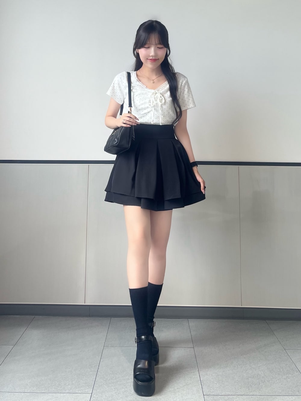 「INGNI、ドット、ドット柄、ミニスカート、ガーリー、テーマパークコーデ、夏コーデ、韓国ファッション、ショルダーバッグ、プチプラ、お出かけコーデ、モノトーン、ootd、レース、レーストップス」｜「INGNIのレース付フロントギャザーリボンリブトップス（Tシャツ/カットソー、ホワイト系）」を使った、manakaさん（骨格ストレート・レディース・160cm）の夏コーディネートの2枚目の写真