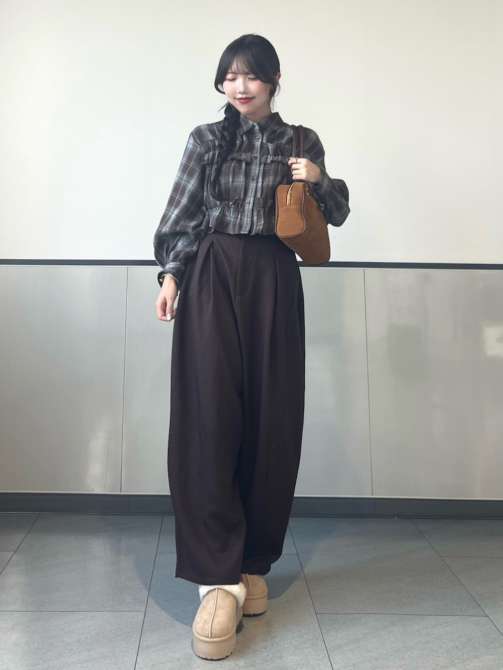 ブラウン系のシャツ/ブラウス、ブラウン系のその他パンツ、ベージュ系のブーツを着用したレディースの秋コーディネートの2枚目の写真