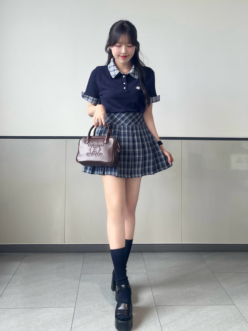 「INGNI、プレッピー、トラッド、チェック、チェック柄、チェックスカート、デザイントップス、テーマパークコーデ、プチプラ、ootd、おしゃれさんと繋がりたい、カラーコーデ、ガーリーコーデ、ミニスカート、ネイビー」｜「INGNIのダブルカラー胸刺繍半袖ポロニット（ニット/セーター、ブルー系）」を使った、manakaさん（骨格ストレート・レディース・160cm）の夏コーディネートの2枚目の写真