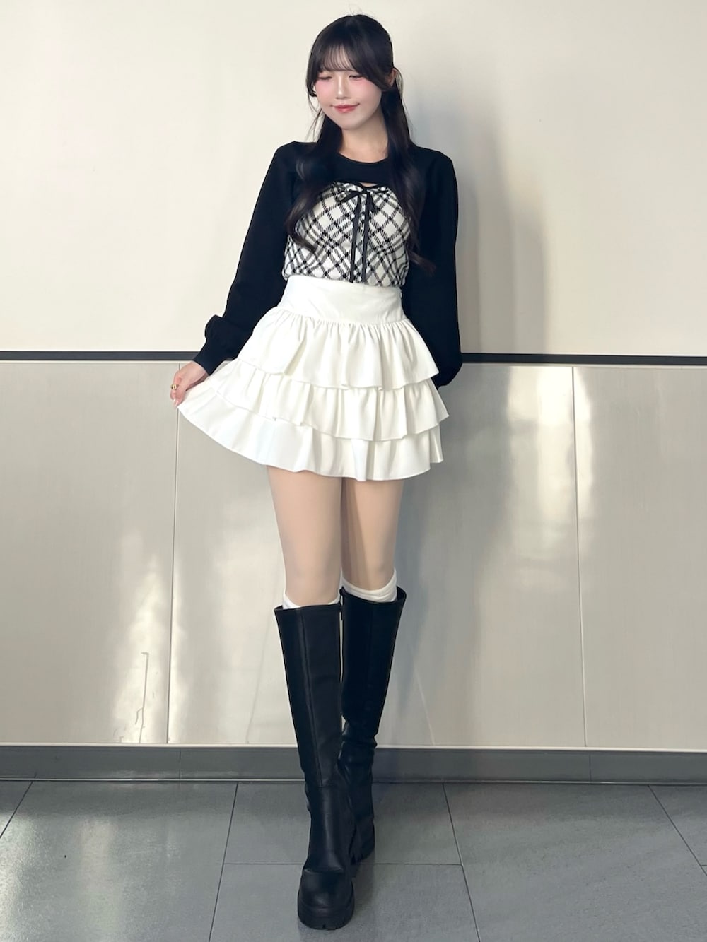 ホワイト系のニット/セーター、ホワイト系のスカート、ホワイト系のショルダーバッグを着用したレディースの秋コーディネートの2枚目の写真