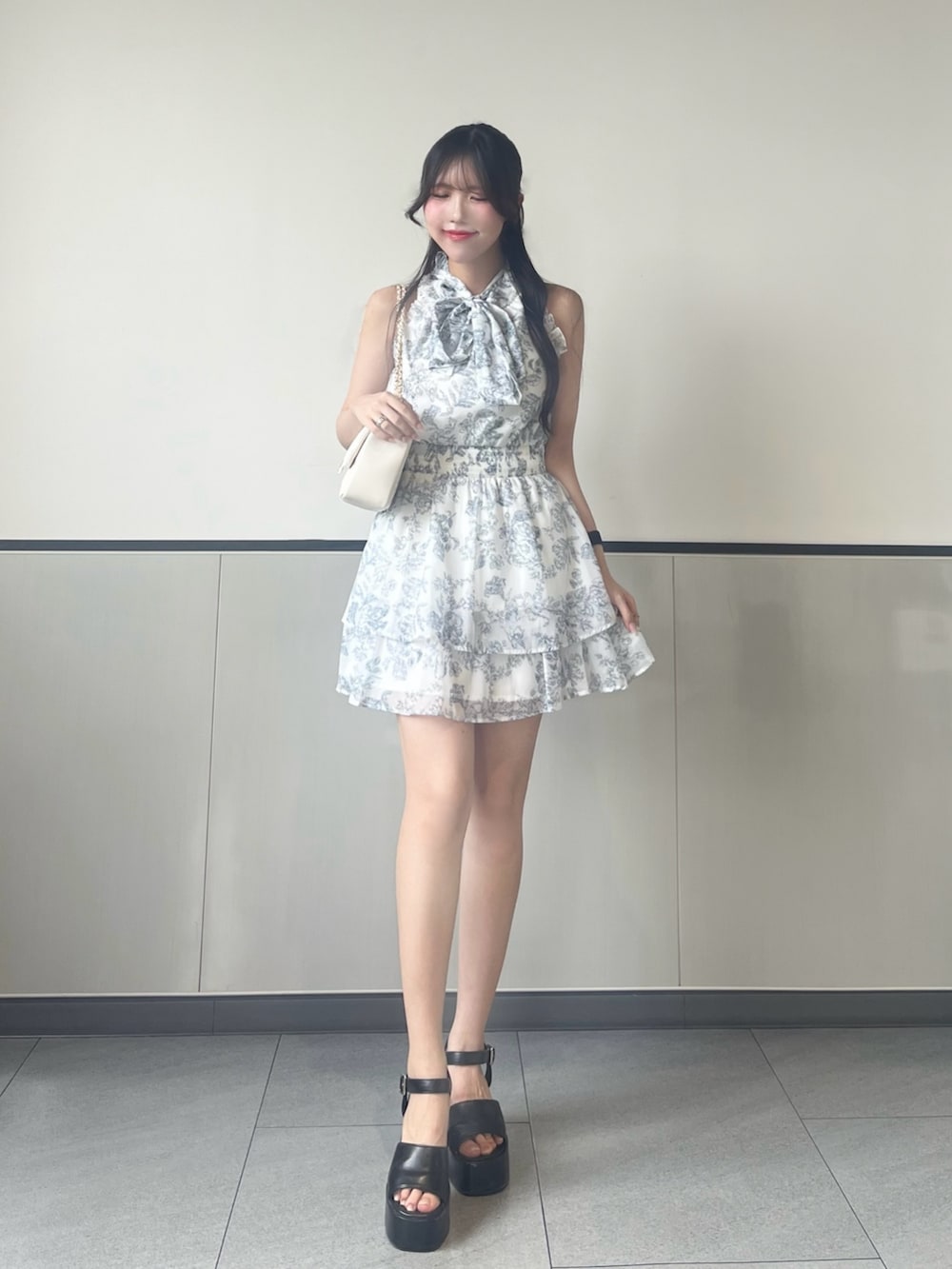 「INGNI、ワンホン、韓国ファッション、お洒落さんとつながりたい、ワンピースコーデ、フリル、きれいめコーデ、ショルダーバッグ、レディースファッション、夏コーデ、アメスリ、キレイめ、キレイめコーデ、フェミニン、花柄ワンピース」｜「INGNIの2Wayリボンアメスリフリルミニワンピース（ワンピース、ホワイト系）」を使った、manakaさん（骨格ストレート・レディース・160cm）の夏コーディネートの3枚目の写真