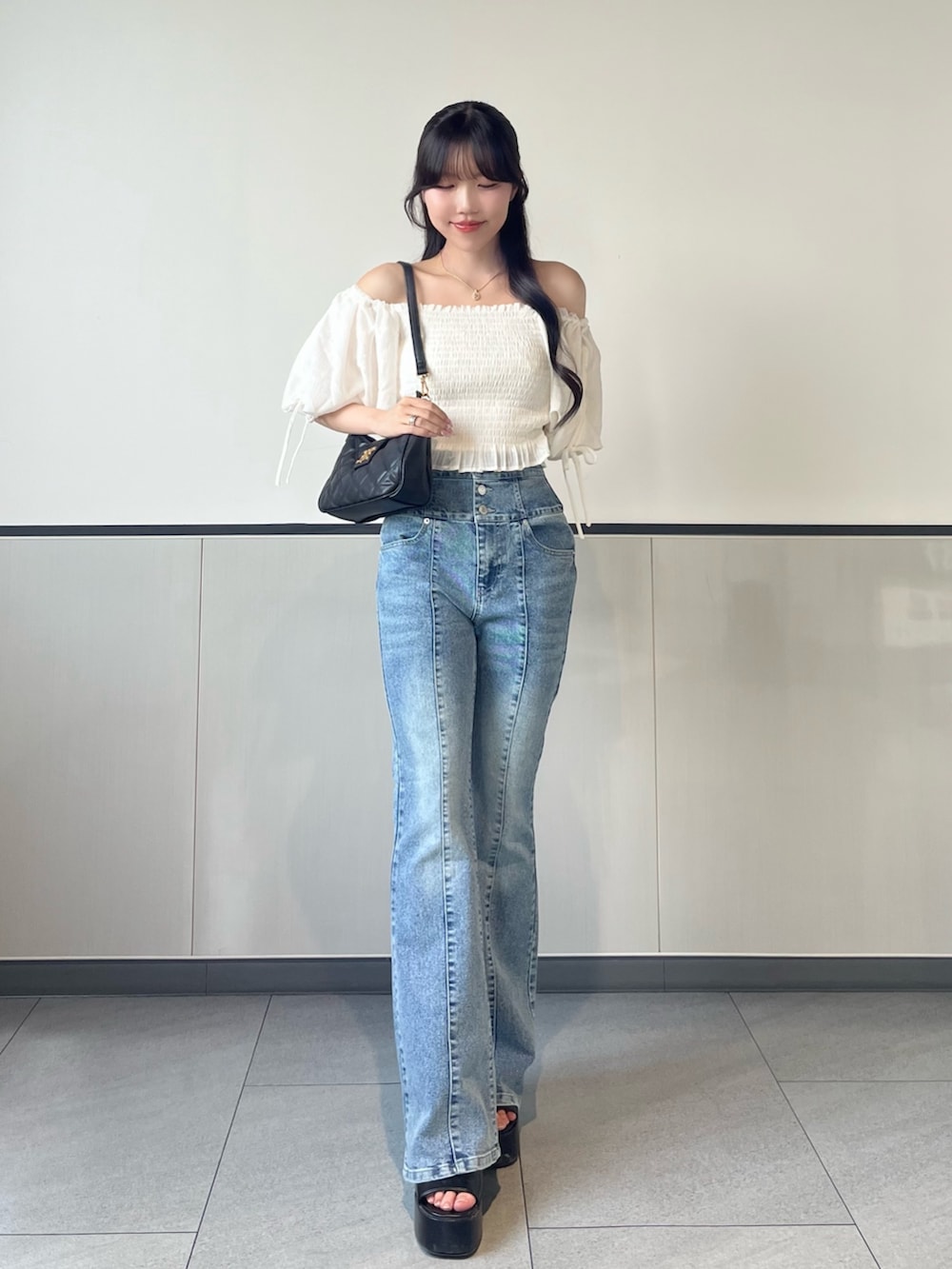 「INGNI、トップス、プチプラ、パンツスタイル、ootd、オトナカワイイ、キレイめ、夏服、きれいめコーデ、おしゃれさんと繋がりたい、夏ファッション、夏ルックで気分アップ、デニム、オフショル、デニムコーデ」｜「INGNIの【WEB限定】シャーリングオフショルブラウス（シャツ/ブラウス、ホワイト系）」を使った、manakaさん（骨格ストレート・レディース・160cm）の夏コーディネートの2枚目の写真