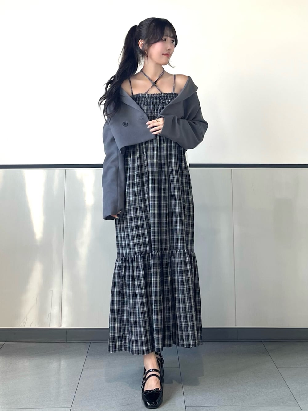 「INGNI、秋、女子会コーデ、デートコーデ、デート、秋冬コーデ、秋のコーデ、newarrival、モノトーンコーデ、大人女子、休日スタイル、チェック、ワンピース、お出かけコーデ、ジャケット」｜「INGNIのショートテーラード／ジャケット(セットアップ対応)（テーラードジャケット、グレー系）」を使った、manakaさん（骨格ストレート・レディース・160cm）の秋コーディネートの3枚目の写真