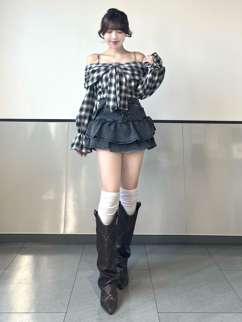 ブラック系のシャツ/ブラウス、グレー系のスカートを着用したレディースの春コーディネートの2枚目の写真