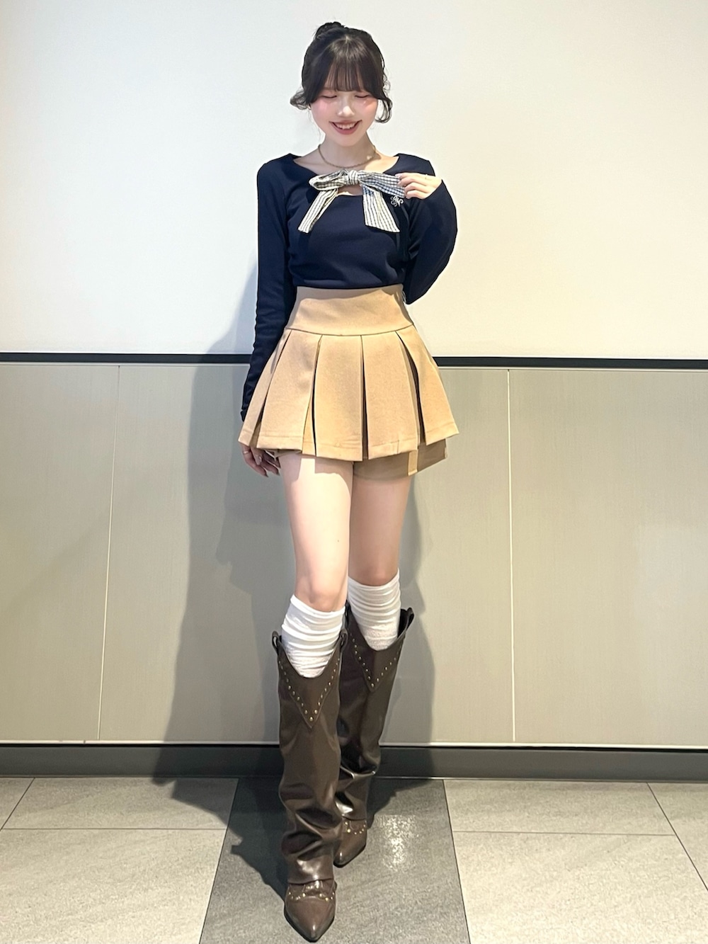 ブルー系のTシャツ/カットソー、ベージュ系のスカートを着用したレディースの春コーディネートの2枚目の写真