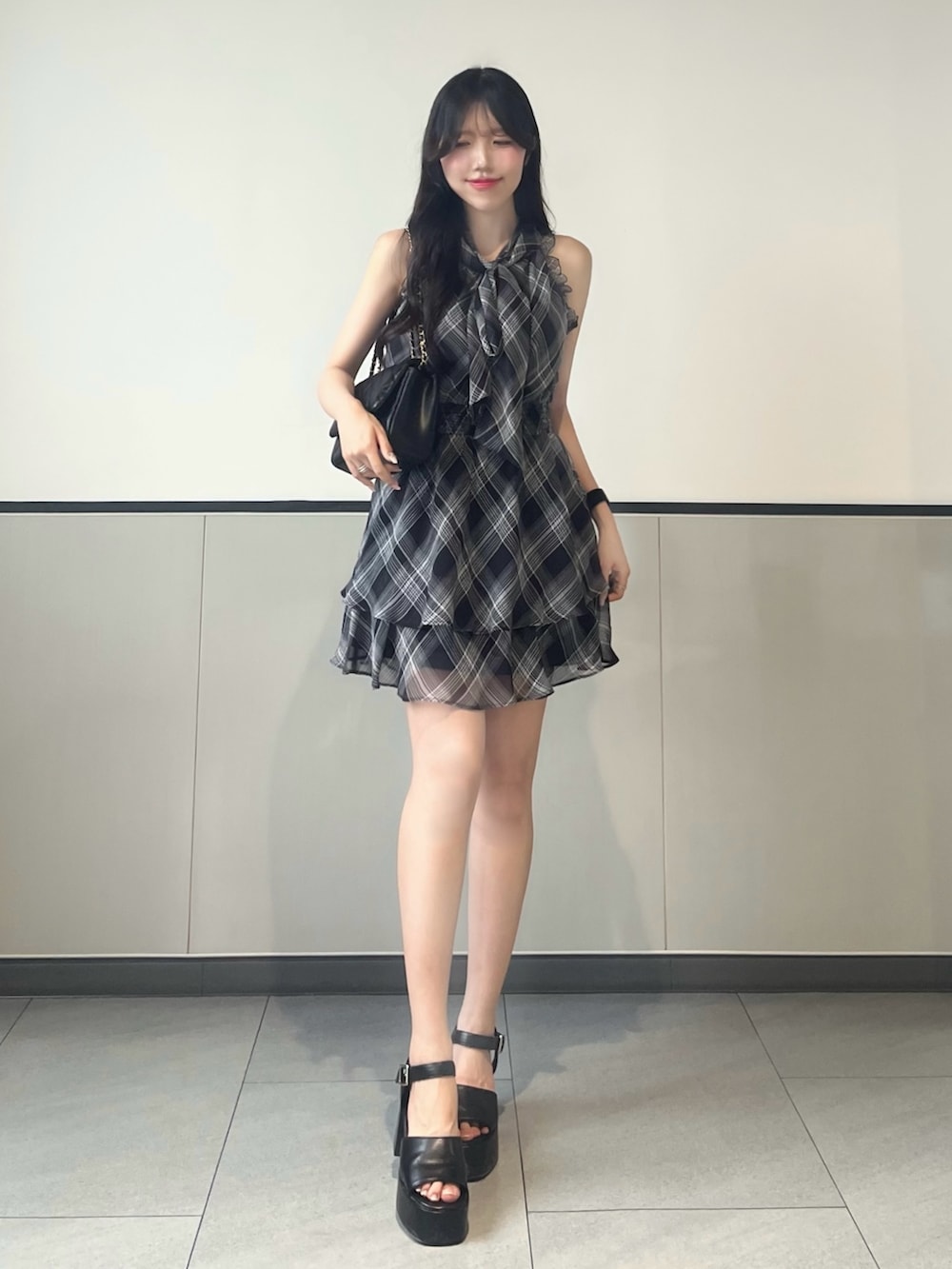 「INGNI、ブラック、大人ガーリー、今日のコーデ、ワントーンコーデ、スカートコーデ、きれいめコーデ、ワンピーススタイル、大人女子、デートコーデ、アメスリ、ノースリーブ、ノースリーブワンピース、綺麗めコーデ、フェミニン」｜「INGNIの2Wayリボンアメスリフリルミニワンピース（ワンピース、ブラック系）」を使った、manakaさん（骨格ストレート・レディース・160cm）の夏コーディネートの2枚目の写真
