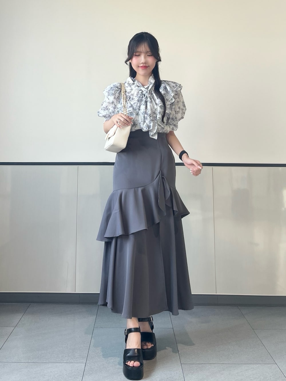 「INGNI、夏コーデ、マーメイドスカート、ショルダーバッグ、プチプラ、お出かけコーデ、フリル、休日スタイル、大人かわいい、今日のコーデ、夏物、デートコーデ、大人女子、フェミニン、フェミニンコーデ」｜「INGNIの2Wayリボンシアーフリル半袖ブラウス（シャツ/ブラウス、ホワイト系）」を使った、manakaさん（骨格ストレート・レディース・160cm）の夏コーディネートの2枚目の写真
