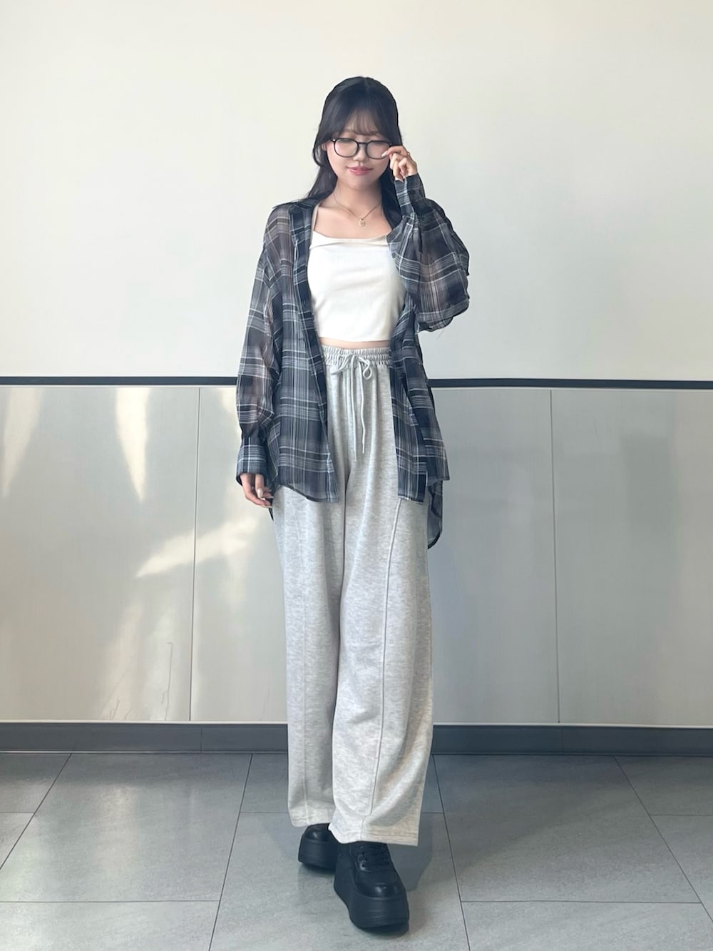 「INGNI、メガネ女子、大人コーデ、秋、初秋のパンツスタイル、今日のコーデ、シンプル、大人ファッション、きれいめカジュアル、チェック、スニーカー、シアートップス、スウェット、スウェットパンツ、スウェットコーデ」｜「INGNIのシアーチェックビッグシャツ（シャツ/ブラウス、ブラック系）」を使った、manakaさん（骨格ストレート・レディース・160cm）の秋コーディネートの2枚目の写真