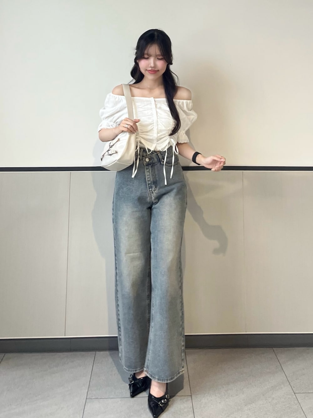 manakaさんの「コットンレースドロストオフショルブラウス（INGNI）」を使ったコーディネートの3枚目の写真