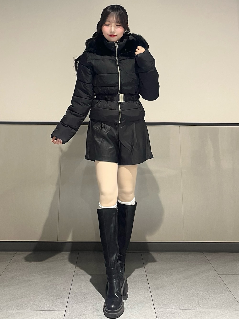 ブラック系のダウンジャケット/コート、ブラック系のその他パンツ、ブラック系のブーツを着用したレディースの秋コーディネートの2枚目の写真