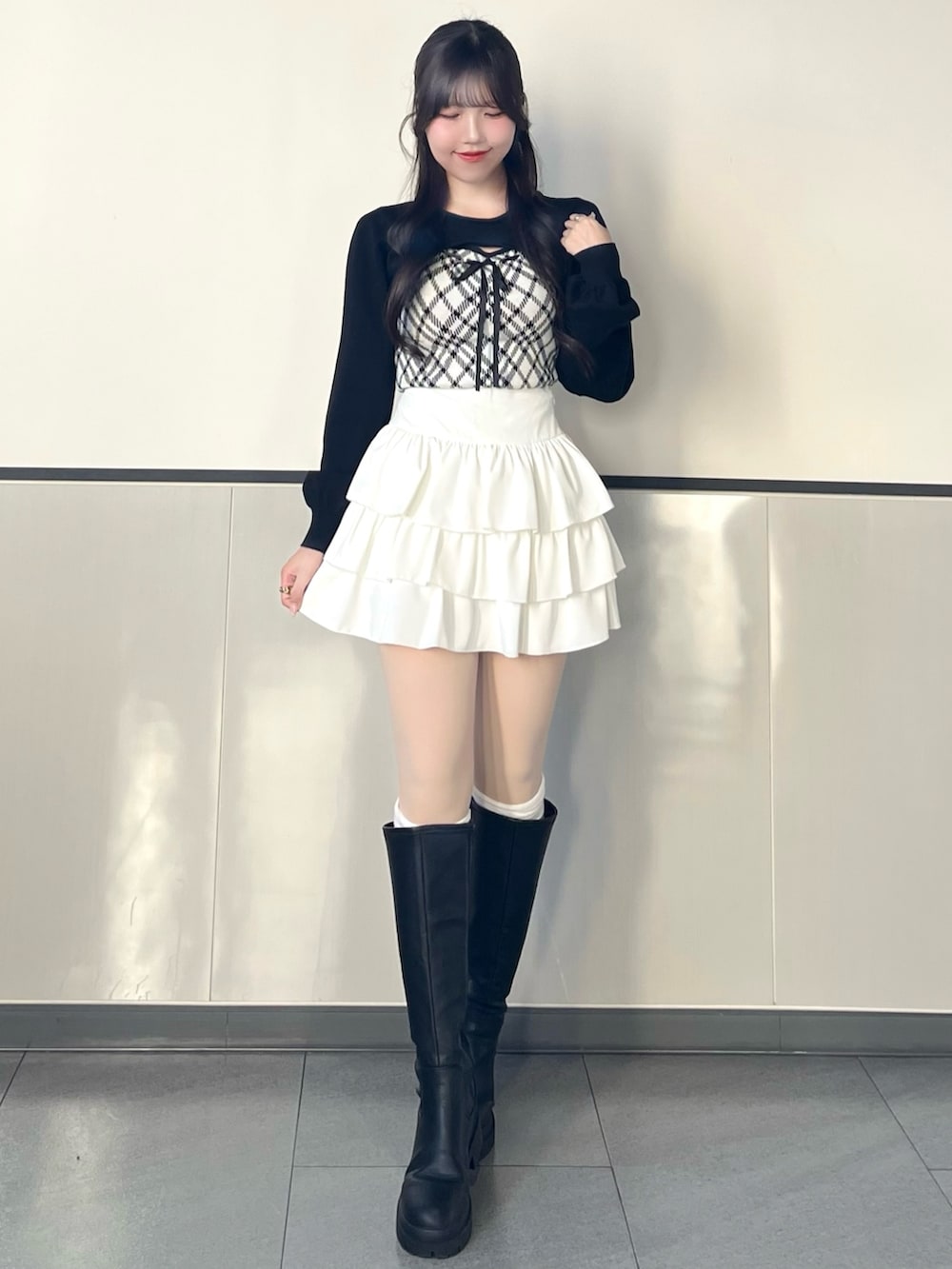 ホワイト系のニット/セーター、ホワイト系のスカート、ホワイト系のショルダーバッグを着用したレディースの秋コーディネートの3枚目の写真