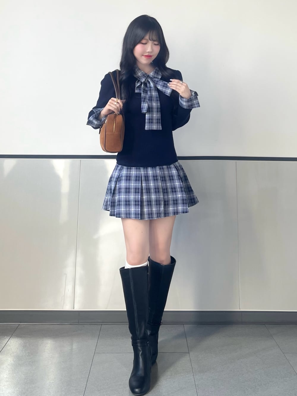 ブルー系のワンピース、ブラック系のブーツを着用したレディースの秋コーディネートの4枚目の写真