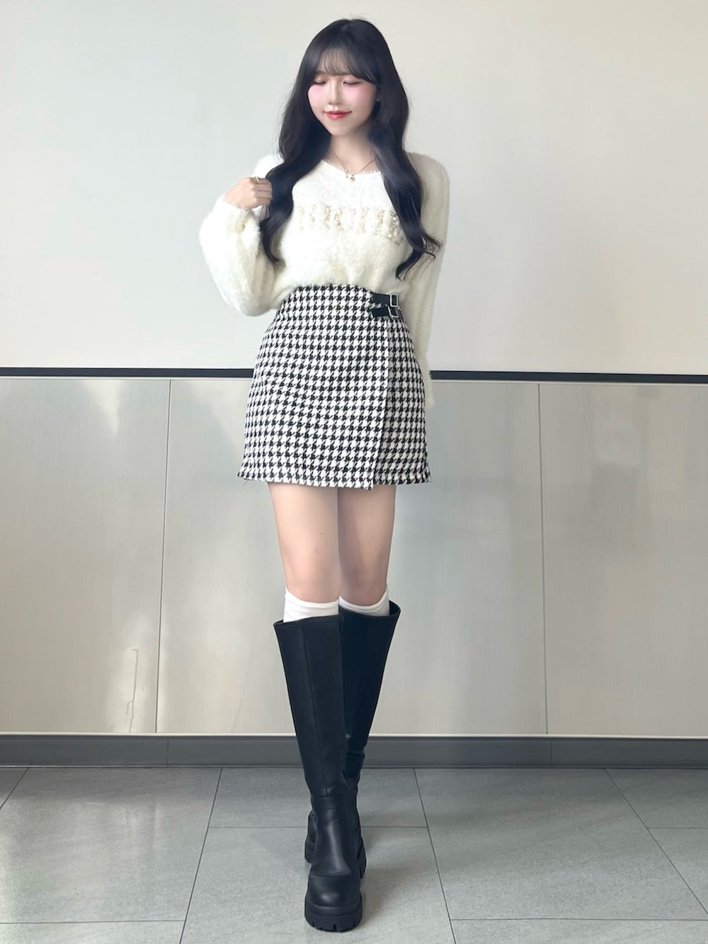 ホワイト系のニット/セーター、ブラック系のハンドバッグ、その他のスカートを着用したレディースの秋コーディネートの3枚目の写真