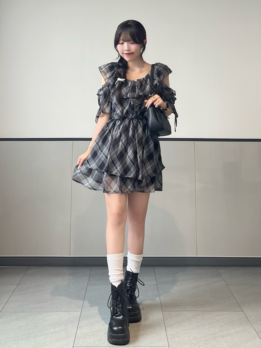 「INGNI、いいね、save、フォローお願いします🤑、秋服準備はじめました、ワントーンコーデ、オトナカワイイ、プチプラ、お出かけコーデ、モノトーン、デートコーデ、テーマパークコーデ、休日スタイル、ワンピース、ワンピースコーデ、チェック、チェックワンピース」｜「INGNIの肩開きフリルミニワンピース（ワンピース、ブラック系）」を使った、manakaさん（骨格ストレート・レディース・160cm）の夏コーディネートの3枚目の写真