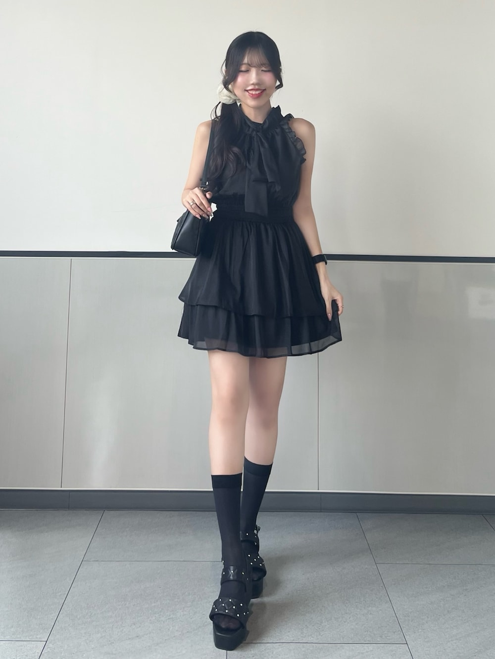 「INGNI、ワンピースコーデ、フリル、初夏コーデ、ブラックコーデ、ミニワンピ、ブラック、プチプラ、テーマパークコーデ、きれいめコーディネート、ワンピーススタイル、大人可愛い、おでかけコーデ、夏コーデ、ノースリーブ」｜「INGNIの2Wayリボンアメスリフリルミニワンピース（ワンピース、ブラック系）」を使った、manakaさん（骨格ストレート・レディース・160cm）の夏コーディネートの3枚目の写真