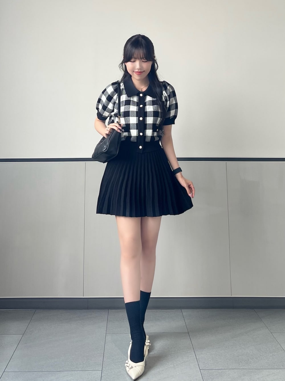 「INGNI、セットアップ、おしゃれさんと繋がりたい、大人ガーリー、お出かけコーデ、休日スタイル、ミニスカート、テーマパークコーデ、チェック柄、チェック、テーマパーク、ガーリー、ガーリーコーデ、モノトーン、モノトーンコーデ」｜「INGNIの襟付チェック柄半袖ニットカーディガン＋ミニスカパン／セットアップ（セットアップ、ブラック系）」を使った、manakaさん（骨格ストレート・レディース・160cm）の夏コーディネートの4枚目の写真