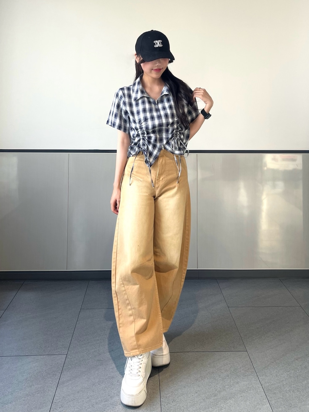 「INGNI、夏コーデ、キャップ、デニム、シャツスタイル、プチプラ、お出かけコーデ、フェススタイル、アウトドアスタイル、休日スタイル、夏ファッション、シンプルスタイル、夏服コーデ、シンプル・ベーシック、デニムコーデ」｜「INGNIのエンブレム刺繍キャップ（キャップ、ブラック系）」を使った、manakaさん（骨格ストレート・レディース・160cm）の夏コーディネートの2枚目の写真