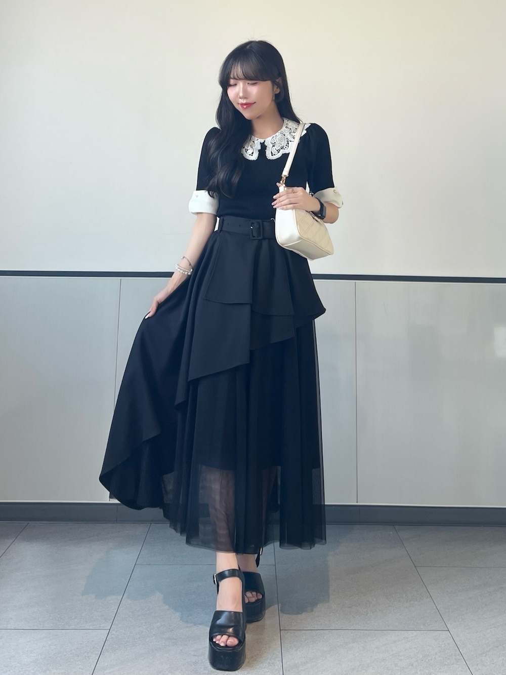 「INGNI、レース、レーストップス、ブラック、きれいめコーデ、大人コーデ、休日スタイル、ショルダーバッグ、ブラックコーデ、プチプラ、ロングスカート、モノトーン、フェミニン、フェミニンコーデ、クラシカル」｜「INGNIのレース襟ニット（ニット/セーター、ブラック系）」を使った、manakaさん（骨格ストレート・レディース・160cm）の夏コーディネートの4枚目の写真