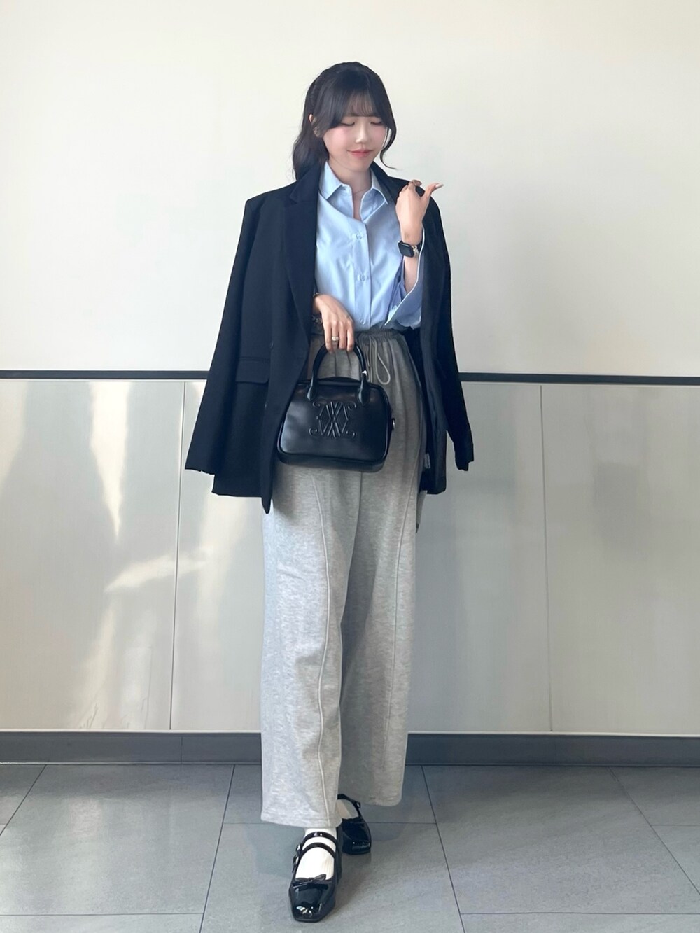 「INGNI、スウェットコーデ、標準身長、秋冬コーデ、秋のコーデ、秋服準備はじめました、newarrival、シンプルコーデ、大人カジュアル、オトナカジュアル、大人女子、秋先取りコーデ、初秋コーデ、ジャケット、トラッド」｜「INGNIのBIGテーラード／ジャケット(セットアップ対応)（テーラードジャケット、ブラック系）」を使った、manakaさん（骨格ストレート・レディース・160cm）の秋コーディネートの2枚目の写真