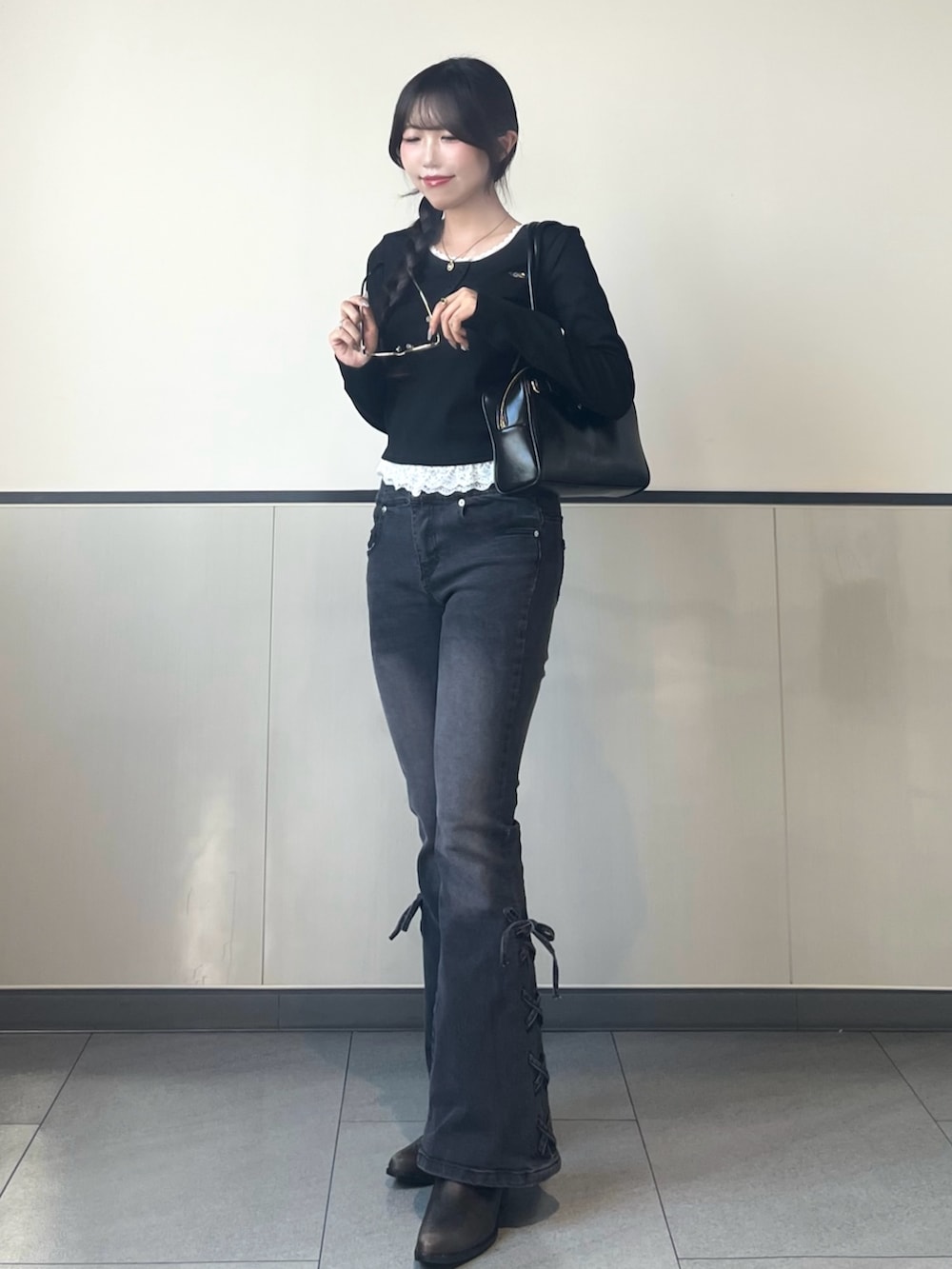 ブラック系のTシャツ/カットソー、グレー系のデニムパンツを着用したレディースの秋コーディネートの2枚目の写真