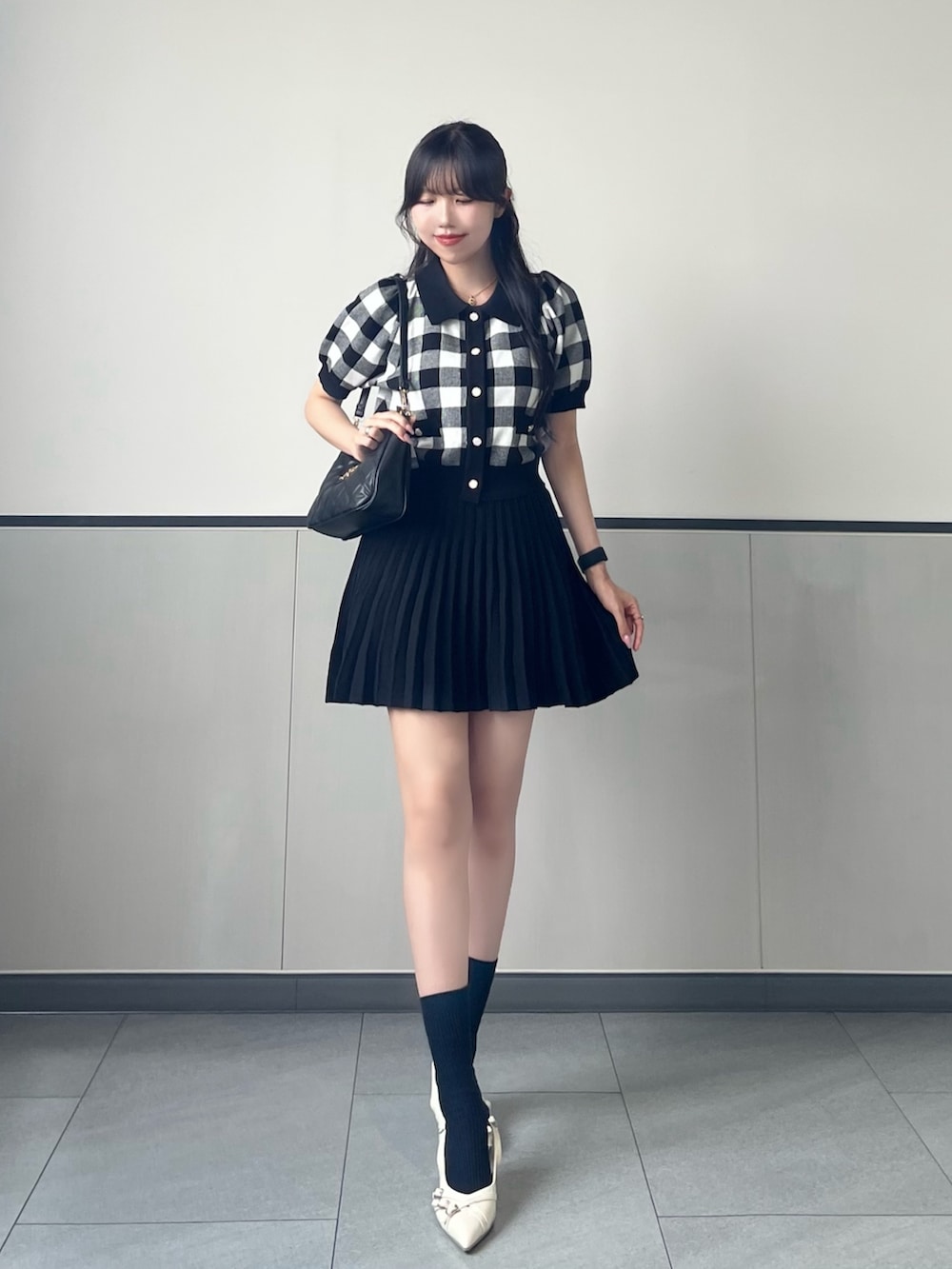 「INGNI、セットアップ、おしゃれさんと繋がりたい、大人ガーリー、お出かけコーデ、休日スタイル、ミニスカート、テーマパークコーデ、チェック柄、チェック、テーマパーク、ガーリー、ガーリーコーデ、モノトーン、モノトーンコーデ」｜「INGNIの襟付チェック柄半袖ニットカーディガン＋ミニスカパン／セットアップ（セットアップ、ブラック系）」を使った、manakaさん（骨格ストレート・レディース・160cm）の夏コーディネートの2枚目の写真