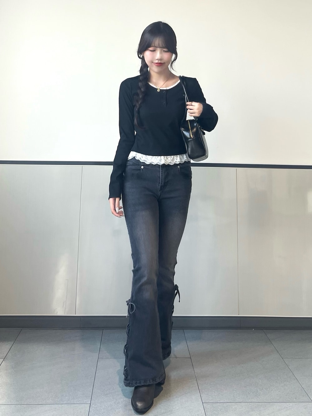 ブラック系のTシャツ/カットソー、グレー系のデニムパンツを着用したレディースの秋コーディネートの3枚目の写真