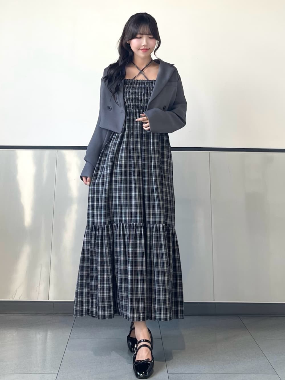 「INGNI、秋、女子会コーデ、デートコーデ、デート、秋冬コーデ、秋のコーデ、newarrival、モノトーンコーデ、大人女子、休日スタイル、チェック、ワンピース、お出かけコーデ、ジャケット」｜「INGNIのショートテーラード／ジャケット(セットアップ対応)（テーラードジャケット、グレー系）」を使った、manakaさん（骨格ストレート・レディース・160cm）の秋コーディネートの4枚目の写真