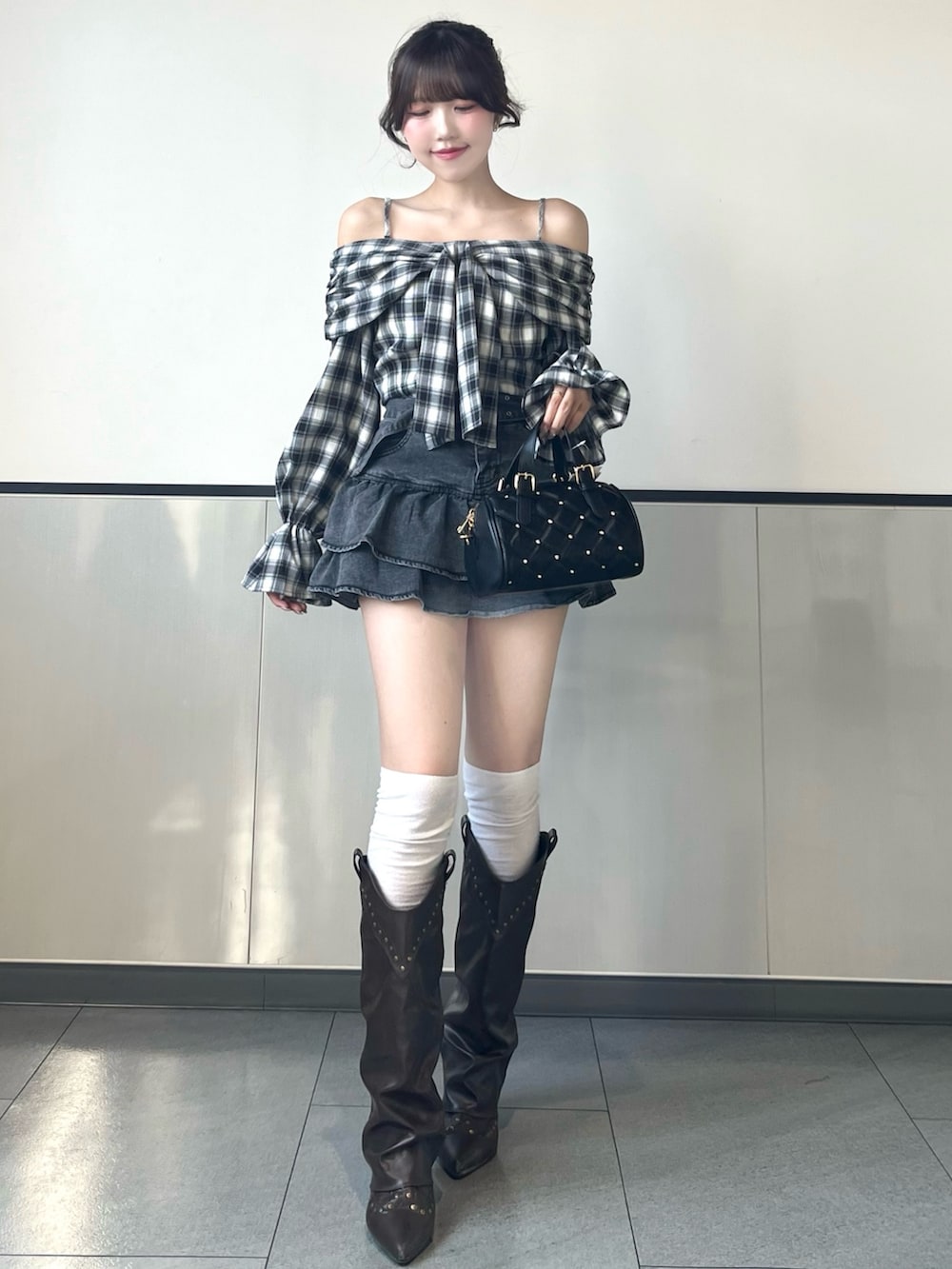 ブラック系のシャツ/ブラウス、グレー系のスカートを着用したレディースの春コーディネートの3枚目の写真