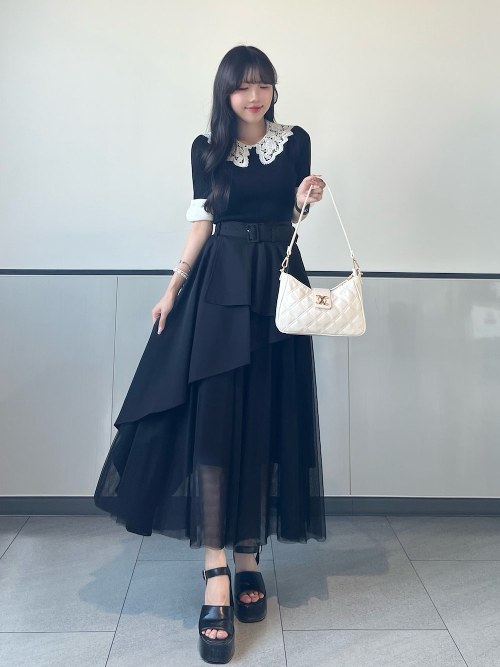 「INGNI、レース、レーストップス、ブラック、きれいめコーデ、大人コーデ、休日スタイル、ショルダーバッグ、ブラックコーデ、プチプラ、ロングスカート、モノトーン、フェミニン、フェミニンコーデ、クラシカル」｜「INGNIのレース襟ニット（ニット/セーター、ブラック系）」を使った、manakaさん（骨格ストレート・レディース・160cm）の夏コーディネートの3枚目の写真