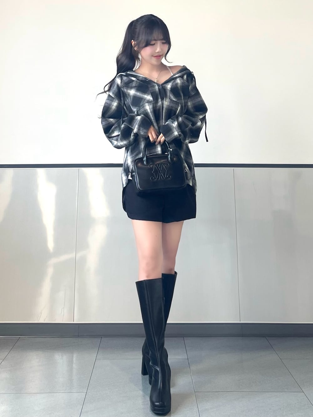 ブラック系のシャツ/ブラウス、ブラック系のハンドバッグ、ブラック系のその他パンツを着用したレディースの秋コーディネートの2枚目の写真