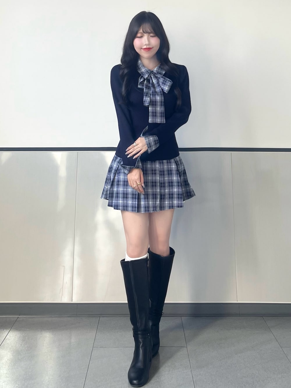 ブルー系のワンピース、ブラック系のブーツを着用したレディースの秋コーディネートの2枚目の写真