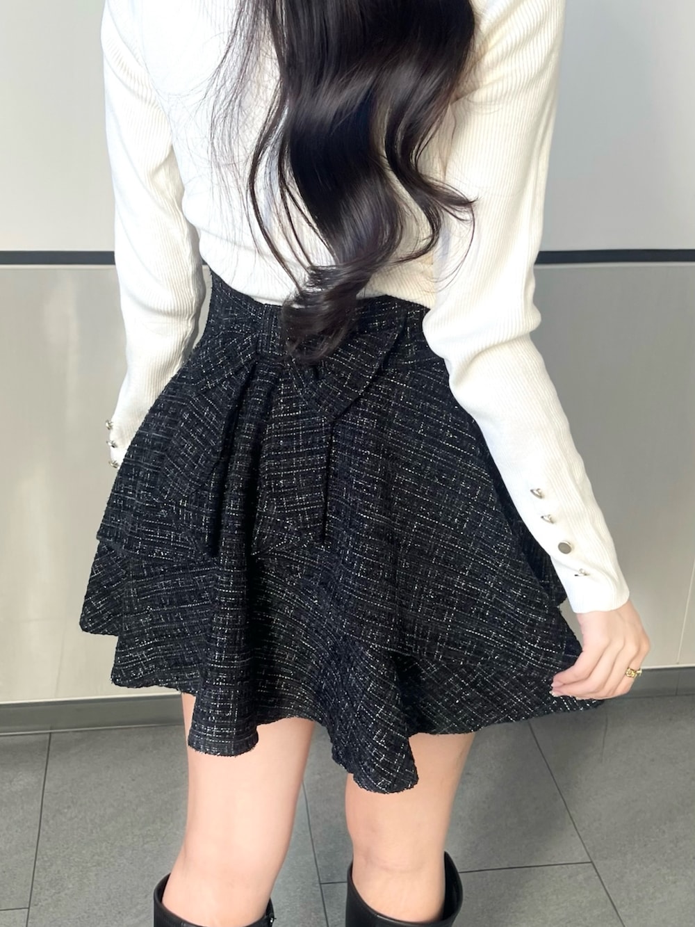 グレー系のブルゾン、ブラック系のスカート、ブラック系のショルダーバッグを着用したレディースの秋コーディネートの3枚目の写真