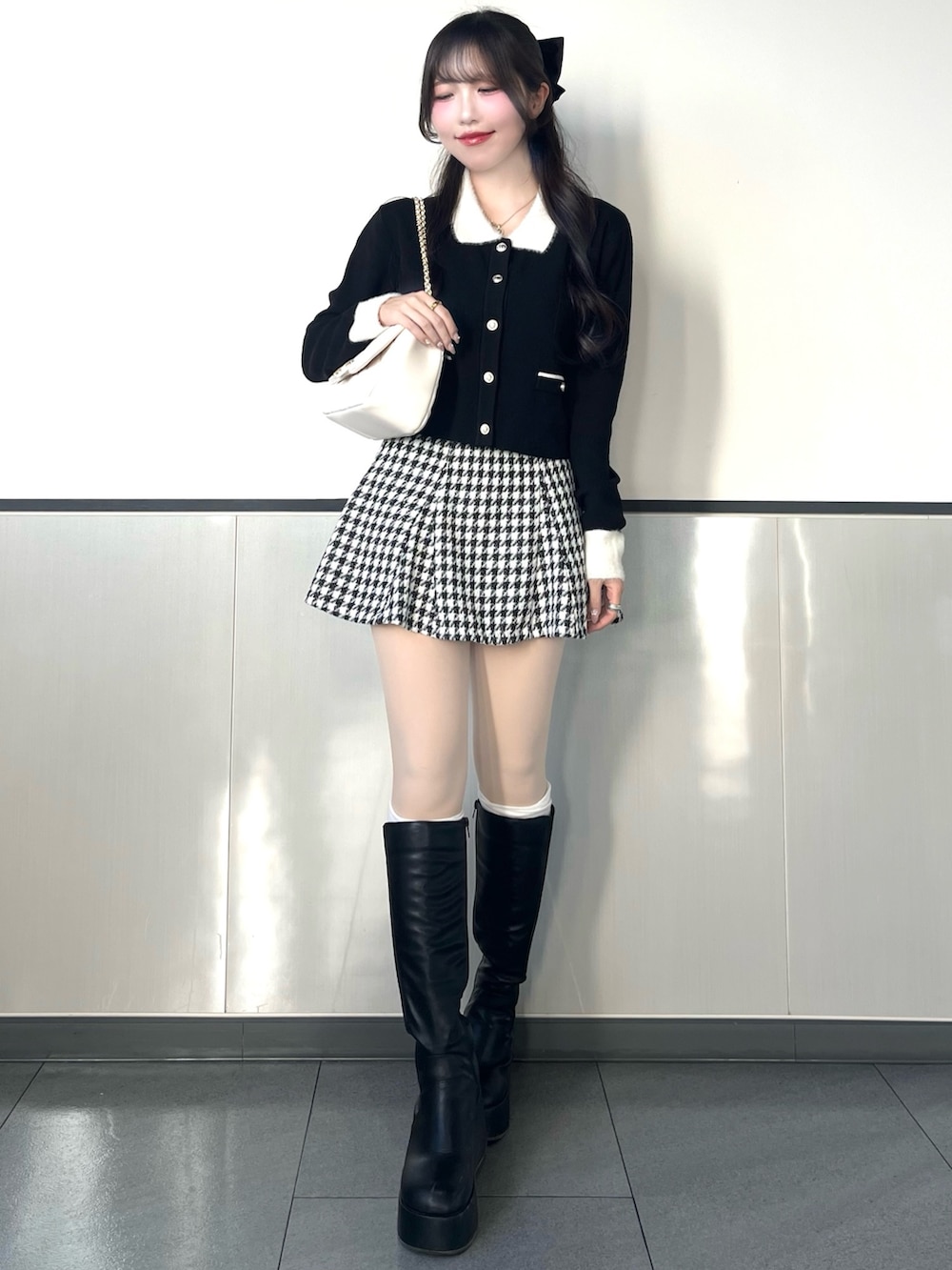 ブラック系のカーディガン/ボレロ、その他のスカートを着用したレディースの冬コーディネートの2枚目の写真