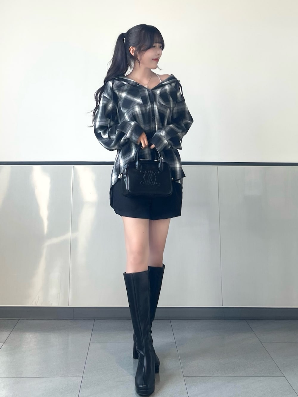 ブラック系のシャツ/ブラウス、ブラック系のハンドバッグ、ブラック系のその他パンツを着用したレディースの秋コーディネートの3枚目の写真