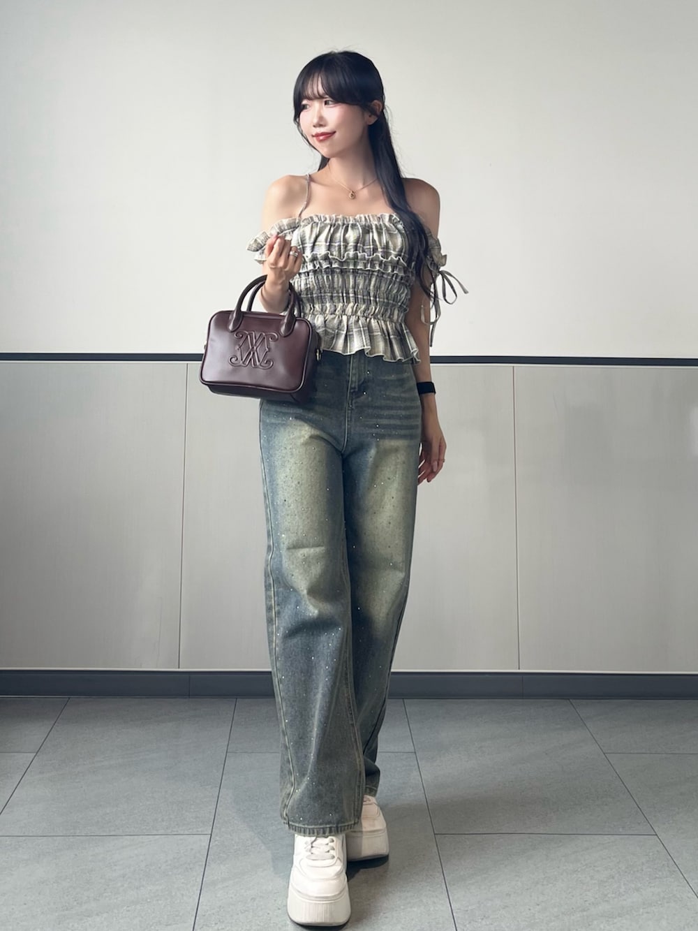 「INGNI、デニム、ブラウンコーデ、大人女子、大人かわいい、パンツコーデ、お出かけコーデ、大人コーデ、大人カジュアルコーデ、休日スタイル、ブラウン、秋色、ベージュ、シンプルコーデ、きれいめカジュアル」｜「INGNIの2Wayフリルチェック柄キャミブラウス(セットアップ対応)（シャツ/ブラウス、ホワイト系）」を使った、manakaさん（骨格ストレート・レディース・160cm）の夏コーディネートの3枚目の写真