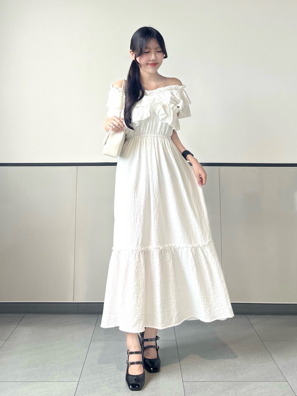「INGNI、夏コーデ、ショルダーバッグ、プチプラ、お出かけコーデ、フェススタイル、フリル、オトナ女子、ホワイト、きれいめコーデ、ワンピース、ワンピースコーデ、ワンピース 、夏服、夏ファッション」｜「INGNIのクロスフリルオフショルワンピース（ワンピース、ホワイト系）」を使った、manakaさん（骨格ストレート・レディース・160cm）の夏コーディネートの2枚目の写真