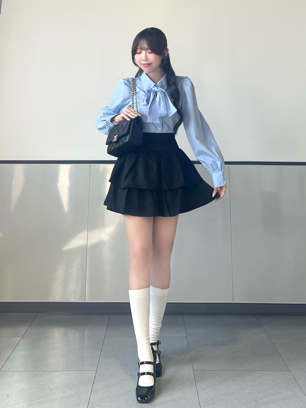 「INGNI、秋、キレイめ、おしゃれさんと繋がりたい、おでかけコーデ、オトナカワイイ、秋服、秋のコーデ、お出かけコーデ、秋服準備はじめました、シャツスタイル、ブラウス、ボウタイブラウス、リボン、ガーリー」｜「INGNIの胸刺繍ボウタイブラウス（シャツ/ブラウス、ブルー系）」を使った、manakaさん（骨格ストレート・レディース・160cm）の秋コーディネートの3枚目の写真